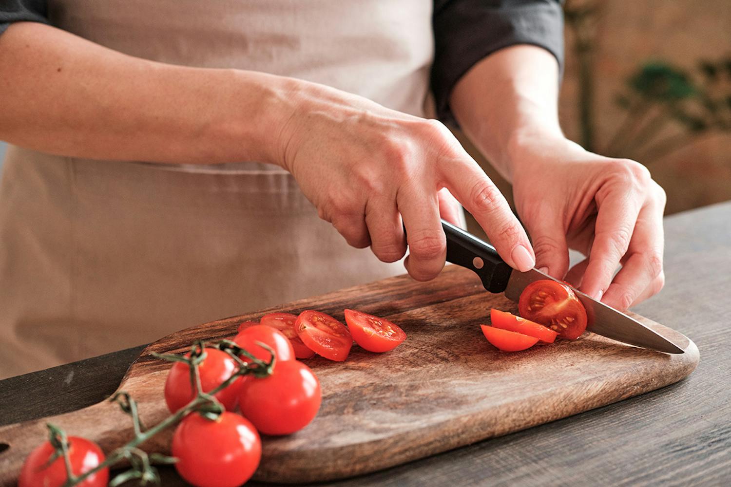 Leikkaa tomaatit viipaleiksi Leikkaa tomaatit ohuiksi viipaleiksi. Jokaisessa viipaleessa on paljon siemeniä.
